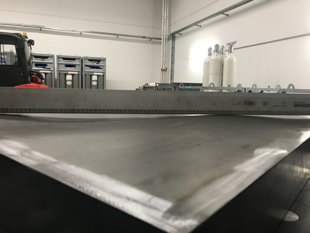 Dünnblechfeld mit über 15 mm Verzug – auch bekannt als „Frosch“ – deutliche Aufwölbung vor dem Richten