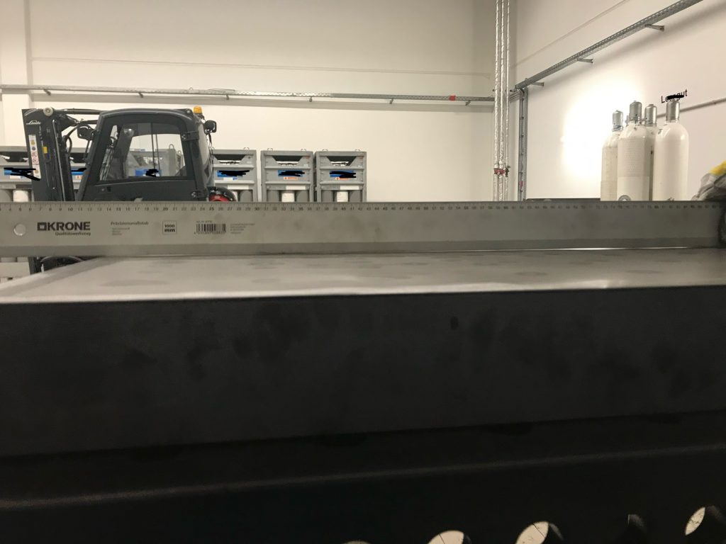 Dünnblechfeld aus Cr-Ni-Stahl nach dem Richten – sehr gerade, keine sichtbaren Verzüge mehr