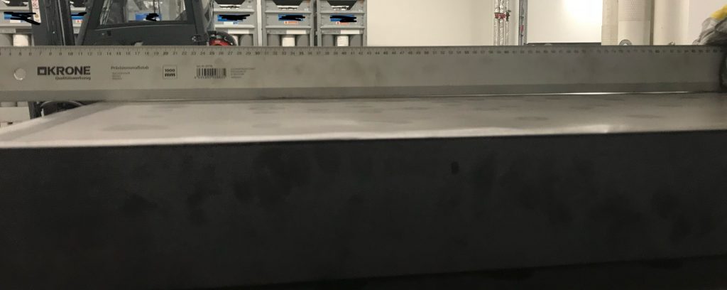Dünnblechfeld aus Cr-Ni-Stahl nach dem Richten – sehr gerade, keine sichtbaren Verzüge mehr
