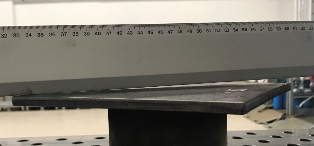 Sandgestrahlte Fußplatte mit sichtbarem Verzug – typische Nacharbeit mit thermischem Richten erforderlich