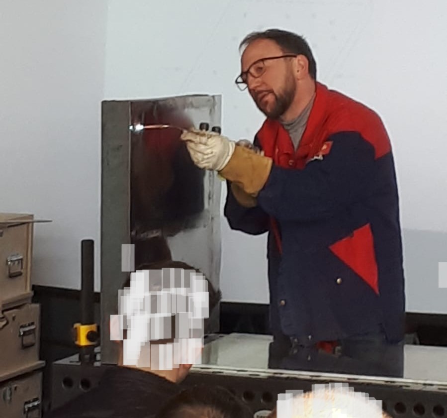 Ottmar Obenhin beim Richten von Dünnblech mit Flamme – Anwendung im Flammricht-Lehrgang