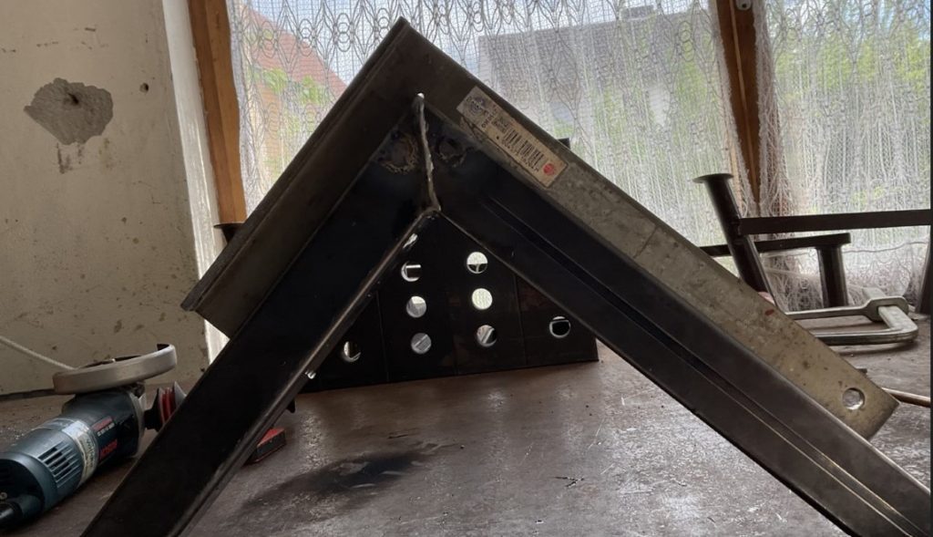 Rohrverbindung im 90-Grad-Winkel – nach thermischem Richten exakt ausgerichtet und spannungsfrei