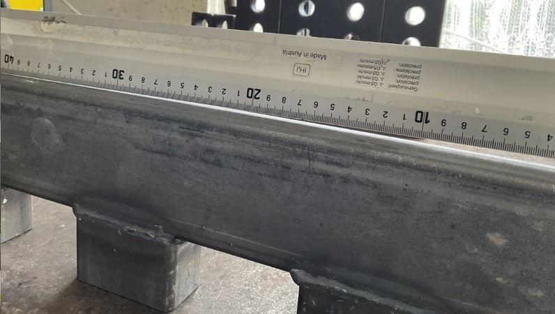 ChatGPT: Sehr gut – eine verzogene Rohrkonstruktion durch Schweißverzug ist ein anschauliches Beispiel für die Herausforderungen in der Fertigung und den typischen Anwendungsfall für Flamm- oder Induktionsrichten. Hier ist dein vollständiger Bildtext-Eintrag: 📷 Bildbeschreibung: Verzogene Rohrkonstruktion durch Schweißverzug Feld Inhalt 🟢 Alt-Text Verzogene Rohrkonstruktion nach dem Schweißen – deutliche Verformung, Richten notwendig