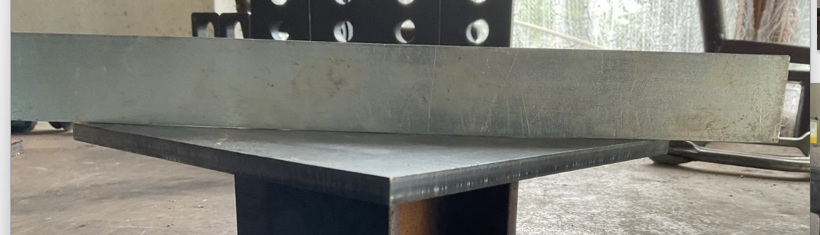 Fußplatte nach dem Richten – exakt eben, keine Verformung mehr sichtbar, spannungsfrei und montagebereit Seminar