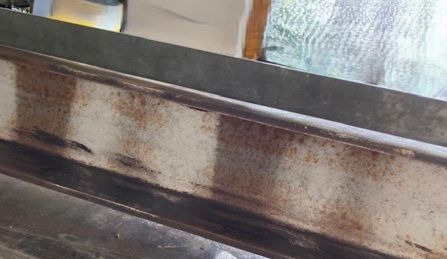 Richtprozess mit Induktion an einem verzogenen Träger