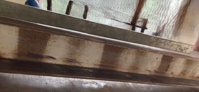 Stahlträger mit Verzug von 3 mm/m, korrigiert durch Wärmefigur