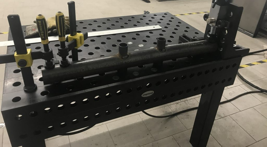 Spanntisch mit eingespanntem Rohr zur Verzugskontrolle – Vorspannen als Alternative zum Flammrichten