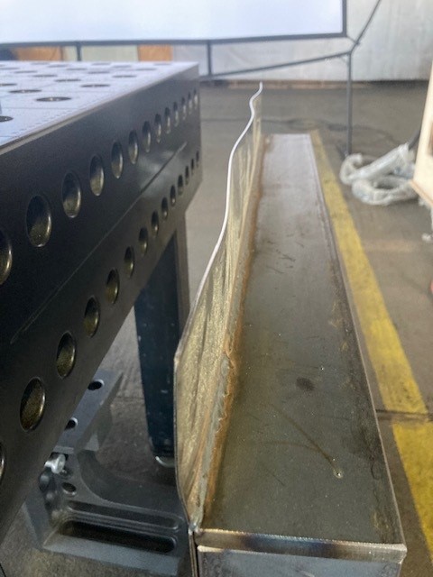 Deutlich sichtbarer Schweißverzug im Dünnblech – typisches Beispiel für thermisch verursachte Verformungen