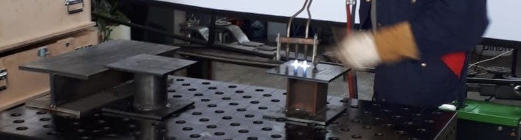 Seminarszene mit zwei Flammenbrennern im gleichzeitigen Einsatz beim thermischen Richten