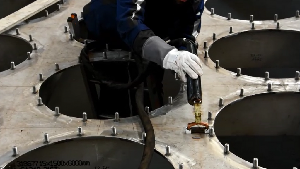 Induktives Richten von Edelstahl – gleichmäßiger Richteffekt