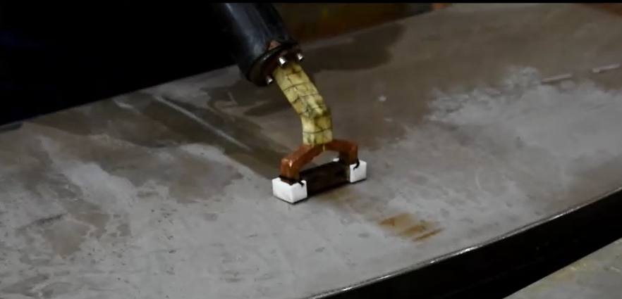 Video zeigt Induktionsrichten von Edelstahl ohne Anlauffarben – spannungsfreies Richten mit Tiefeninduktion