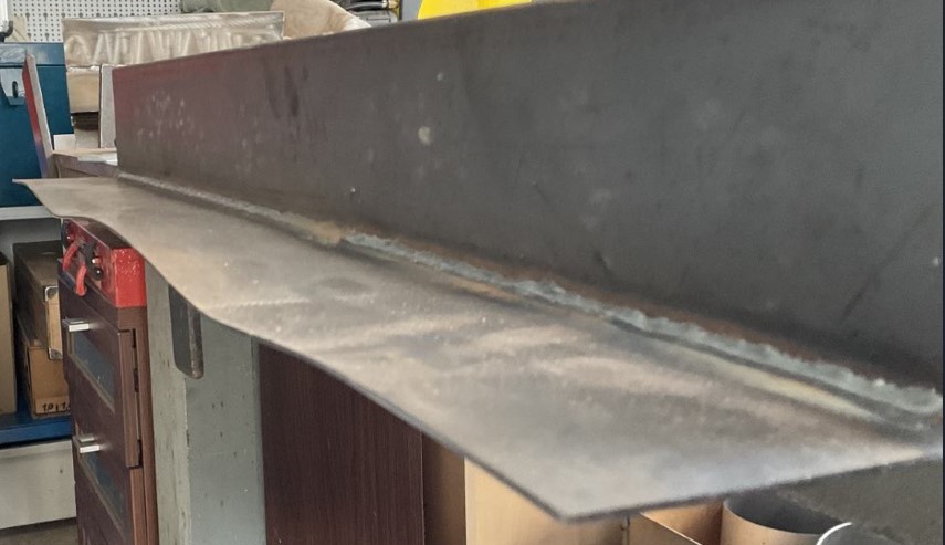 Schweißnaht mit deutlich sichtbarem Längsverzug – praktisches Beispiel aus dem Flammricht-Seminar