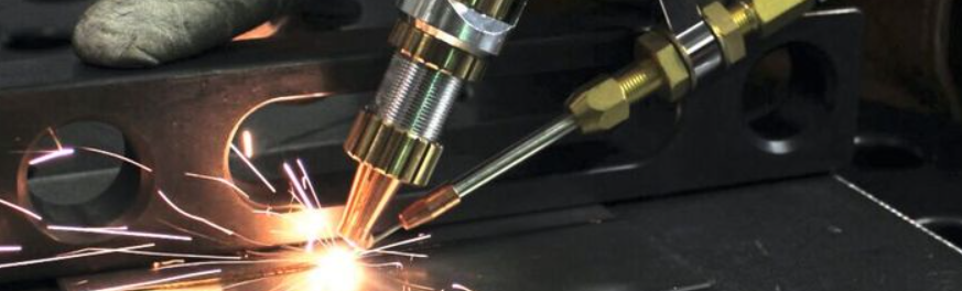 Laserhandschweißen in einer metallverarbeitenden Werkstatt