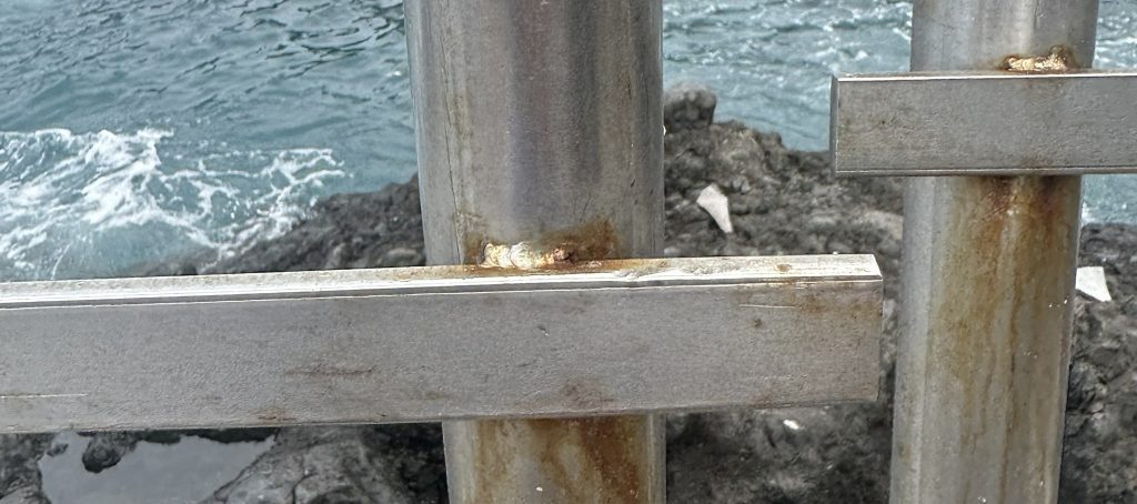 Korrosion an einer Edelstahl-Schweißnaht durch ungeeignete Ausführung