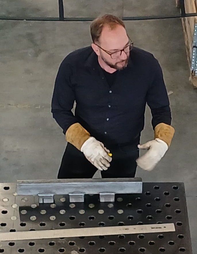 Ottmar Obenhin bei der praktischen Schweißtechnik und Bauteilbearbeitung